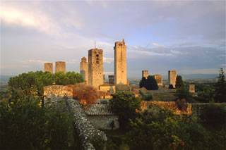 Vista delle torri di San Gimignano al tramonto dalla rocca